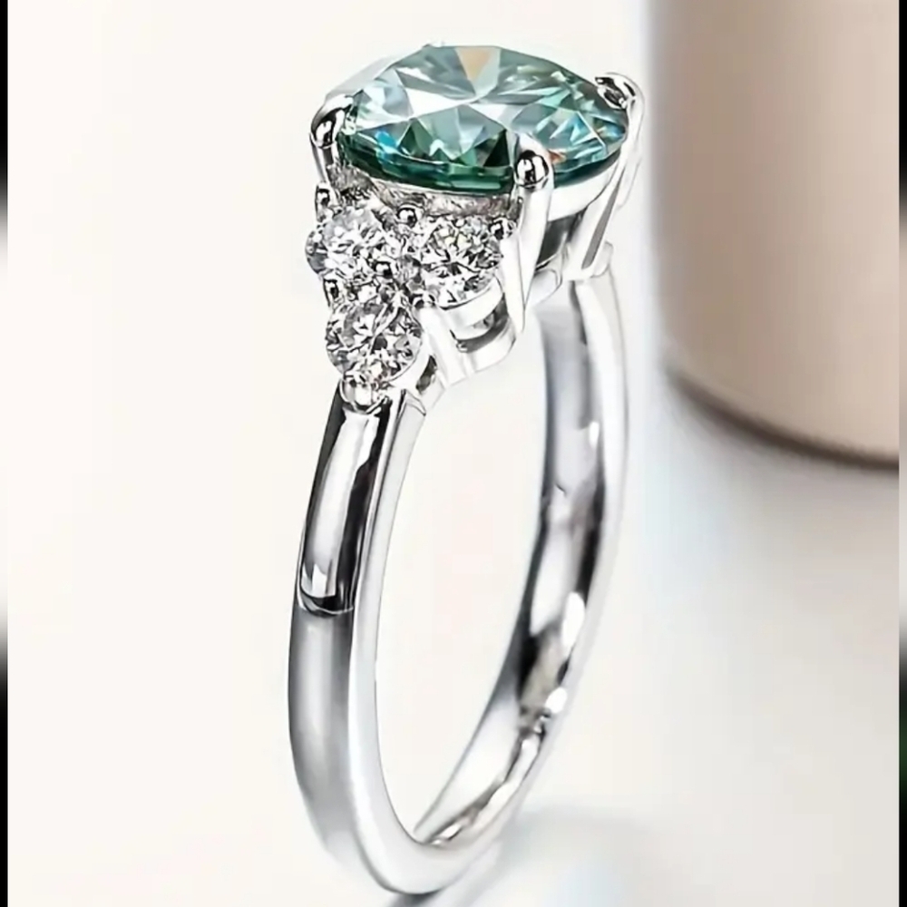 New stunning New Blue Green Crystal Solitaire Ring Silver Tone - Picture 2 of 3